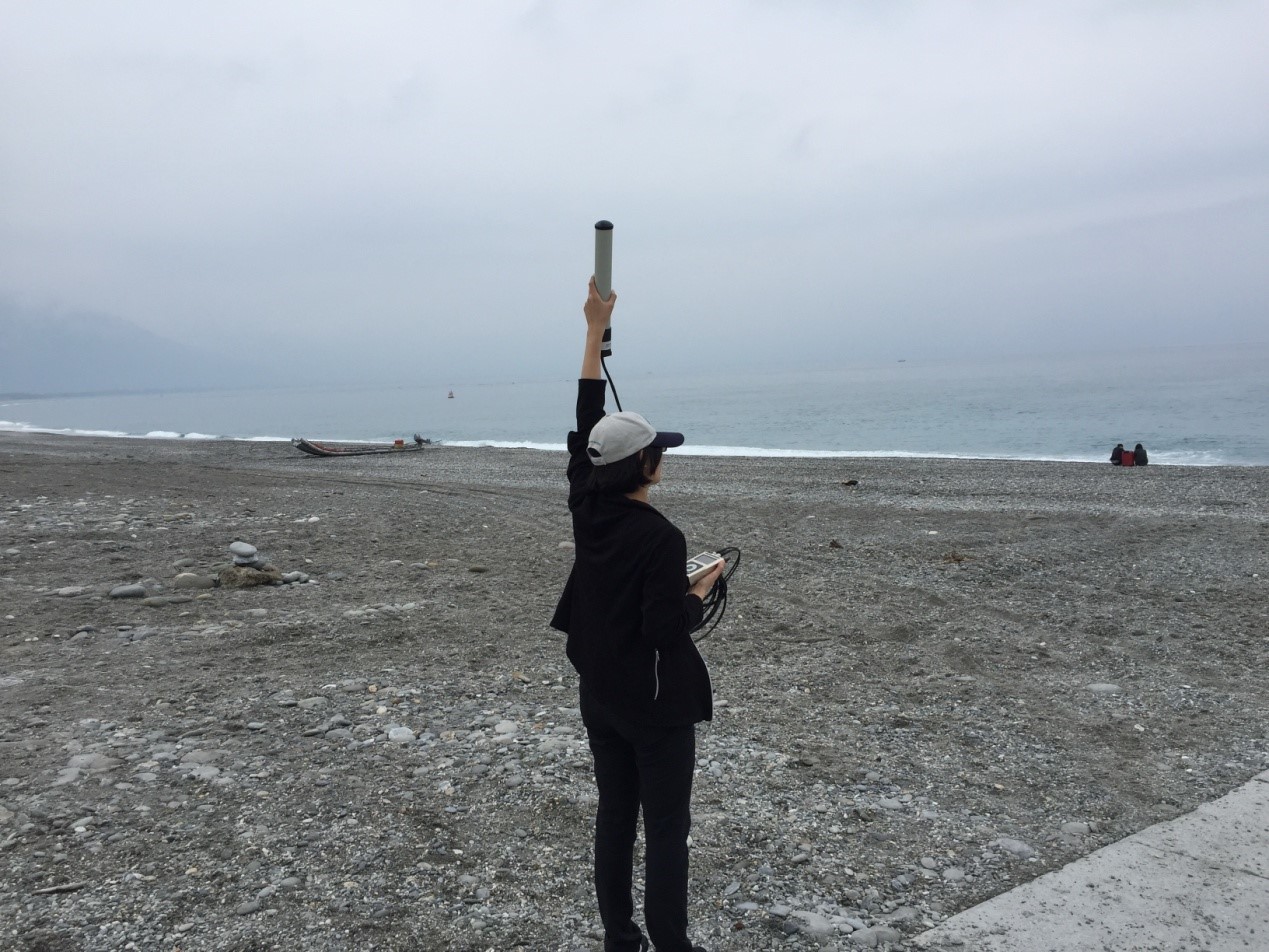Using Argos Goniometer on the shore of Qixingtan, Eastern Taiwan, to search for the signals of the sunfish tag. Credits Tuna and Billfish Tagging Project in Taiwan