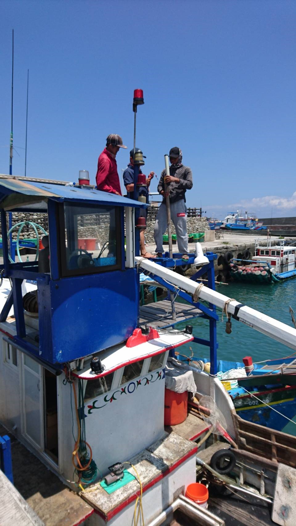 Researchers took a fishing ship to find the tag of an amberjack from Shinkang fishing harbor (South-Eastern Taiwan). The antenna of Argos Goniometer is fastened on the front of the ship. Credits Tuna and Billfish Tagging Project in Taiwan