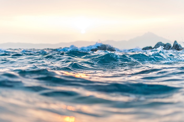 How does EUMETSAT measure ocean temperature?